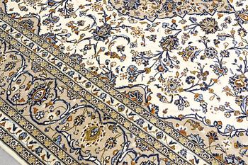 A Keshan carpet, approx. 390 x 295 cm.