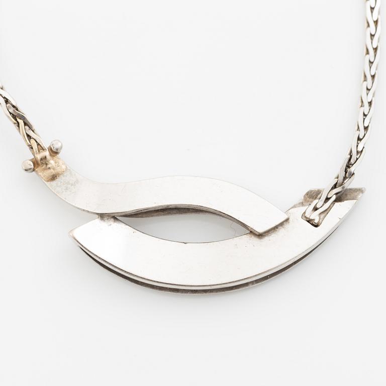 Necklace 18K white gold with brilliant-cut diamonds.