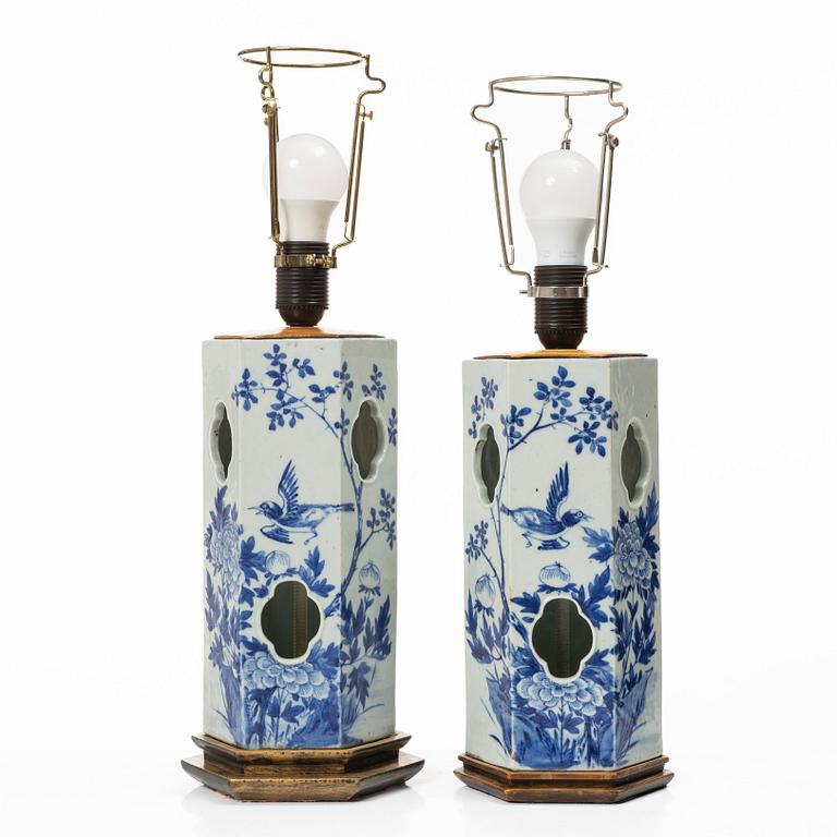 Bordslampor/lyktor, ett par, porslin. Sen Qingdynasti.