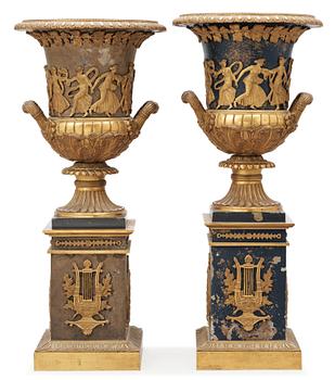 600. A pair of Empire-style second half 19th century urns.