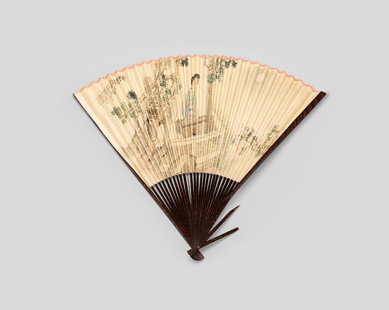 SOLFJÄDRAR, två stycken. Sen Qingdynastin (1644-1912).