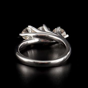 RING, vitguld 14k vitguld med 3 briljantslipade diamanter, totalt 1.75 ct. Vikt 5 g.