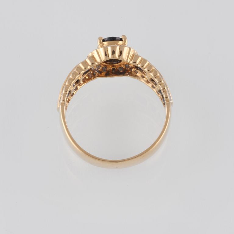 RING, 18K guld med briljantslipade diamanter och fasettslipade blå safirer, importstämplad. Vikt 4,8 gram.
