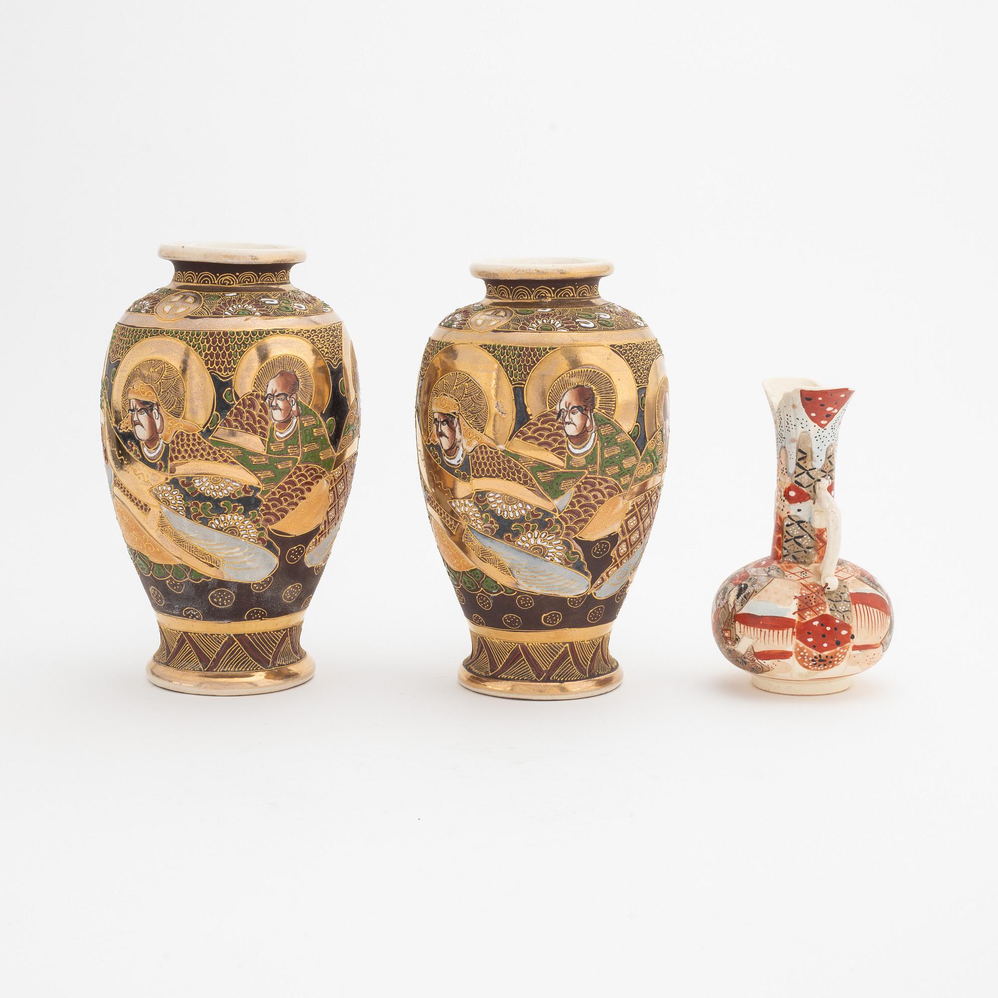 Vaser, ett par, samt hänkelvas, Japan, Satsuma, 1900-tal.