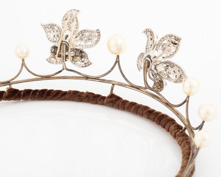 A tiara/brooch combination.