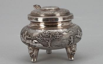 SALTKAR MED LOCK, silver, Vietnam, 1900-talets senare hälft. Vikt 65 g.