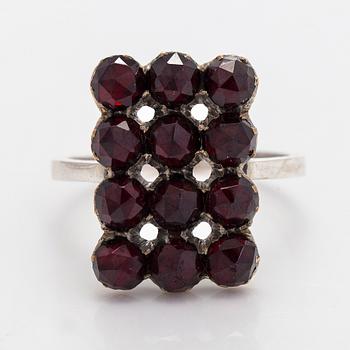 Rintaneula ja sormus, granaatteja, valkometallia.