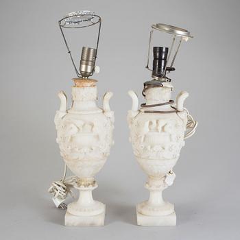 BORDSLAMPOR, ett par. Alabasterliknande material, omkring 1900.