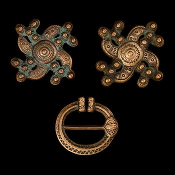 BROSCHER, 3 st, brons. Kalevala Koru. Vikt totalt ca 126 g.