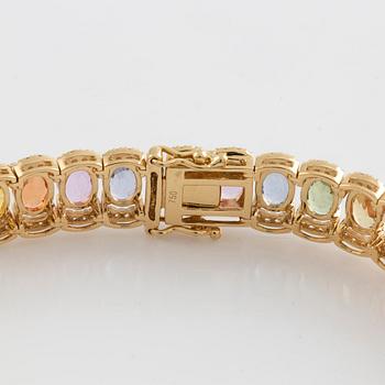 Armband med ovala multifärgade safirer och små briljantslipade diamanter.
