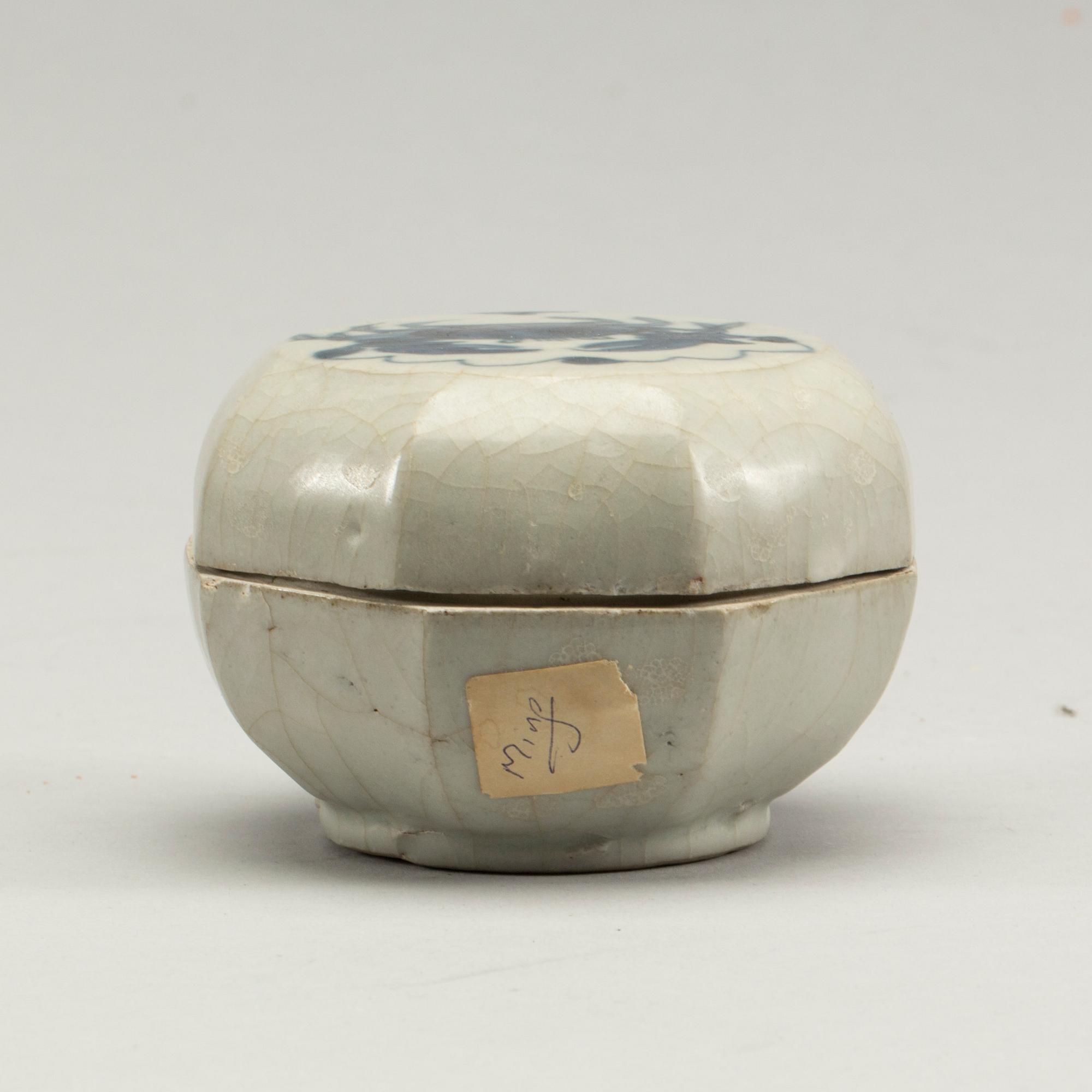 DOSA MED LOCK, porslin, Kina, Ming (1368-1644).
