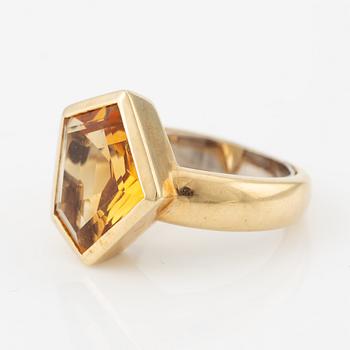 A ring and a pair of earrings in 18K gold with faceted citrine.