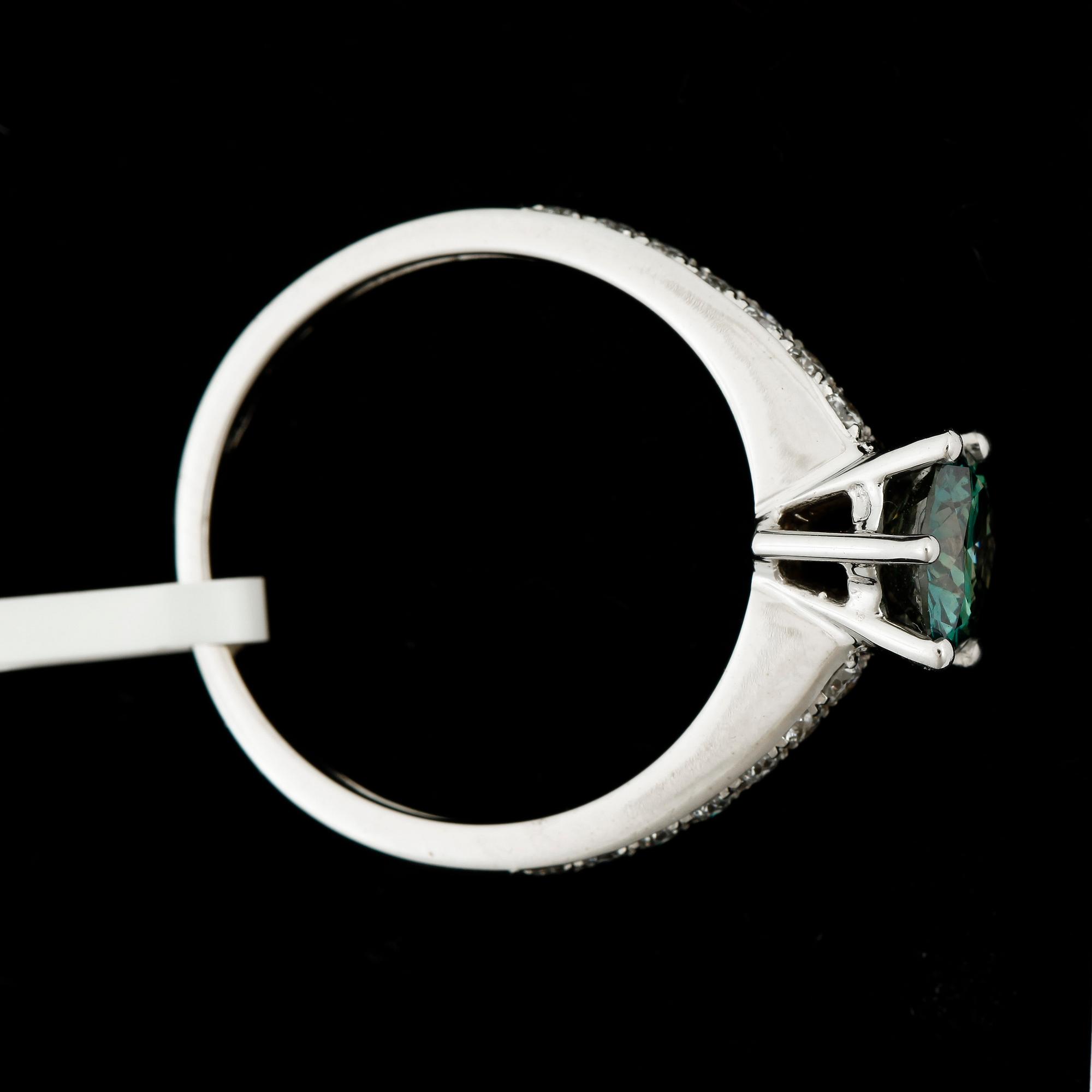 RING, 18k vitguld med grön briljantslipad diamant ca1,06ct samt briljantslipade diamanter tot ca0,30ct. Vikt ca4g.