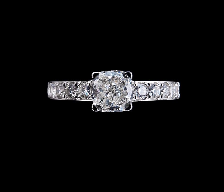 A RING, 1 cushion cut diamond 1.22 ct G/vvs2 + 10 brilliant cut diamonds 0.50 ct. IGI certificate.