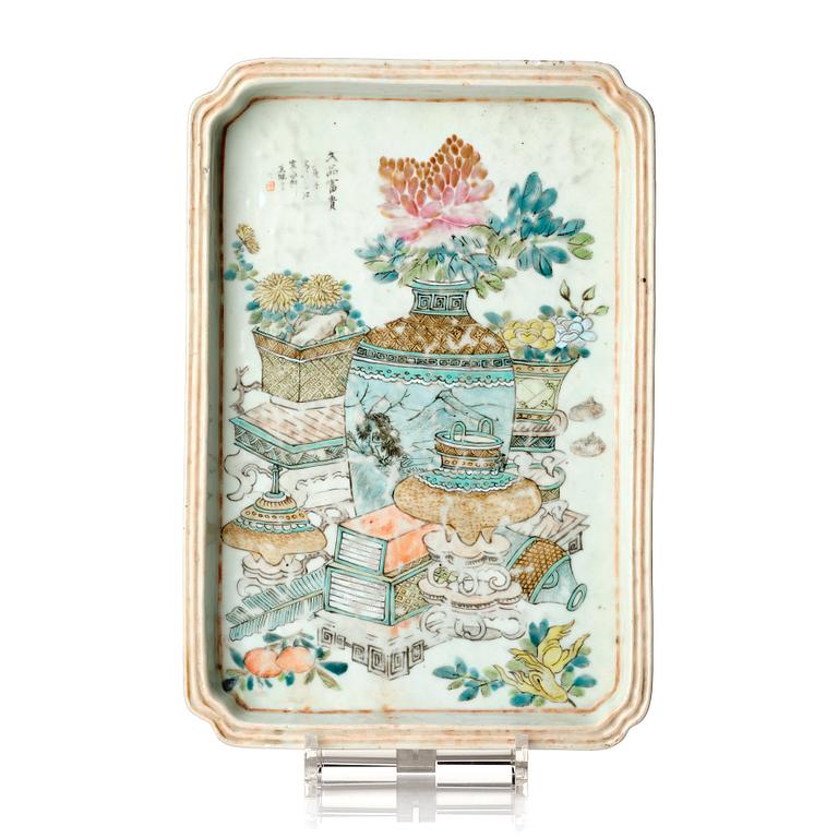 A famille rose tray with antiques, Qing dynasty, circa 1900.