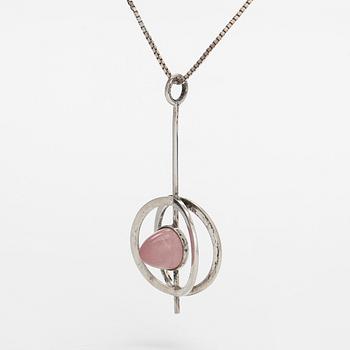Elis Kauppi, hänge, silver och rosenkvarts. Kupittaan Kulta, Åbo. Med kedja i sterlingsilver.