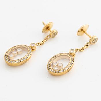 Chopard a pair of earrings in 18K gold with round brilliant-cut diamonds.