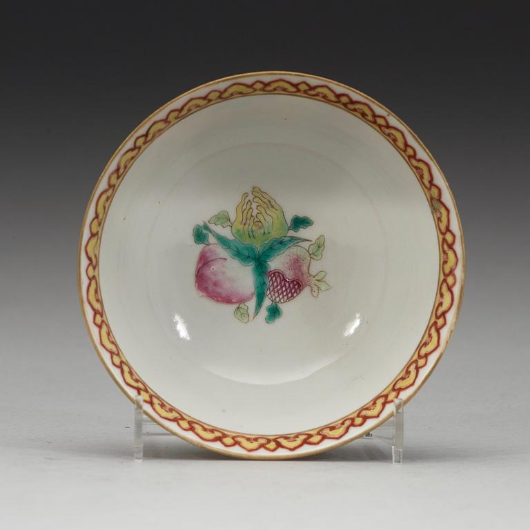 A famille rose bowl, late Qing dynasty, circa 1900.