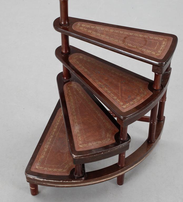 BIBLIOTEKSSTEGE, engelsk stil, 1900-tal.