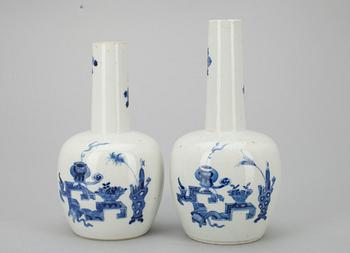 VASER ett par, porslin, Kina 1900-tal.