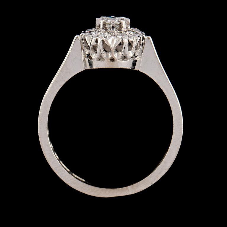 RING, 18k vitguld med 9 briljantslipade diamanter, 0.39 ct,  Älvängens Guld & Silver, Göteborg, 1990. Vikt 4 g.