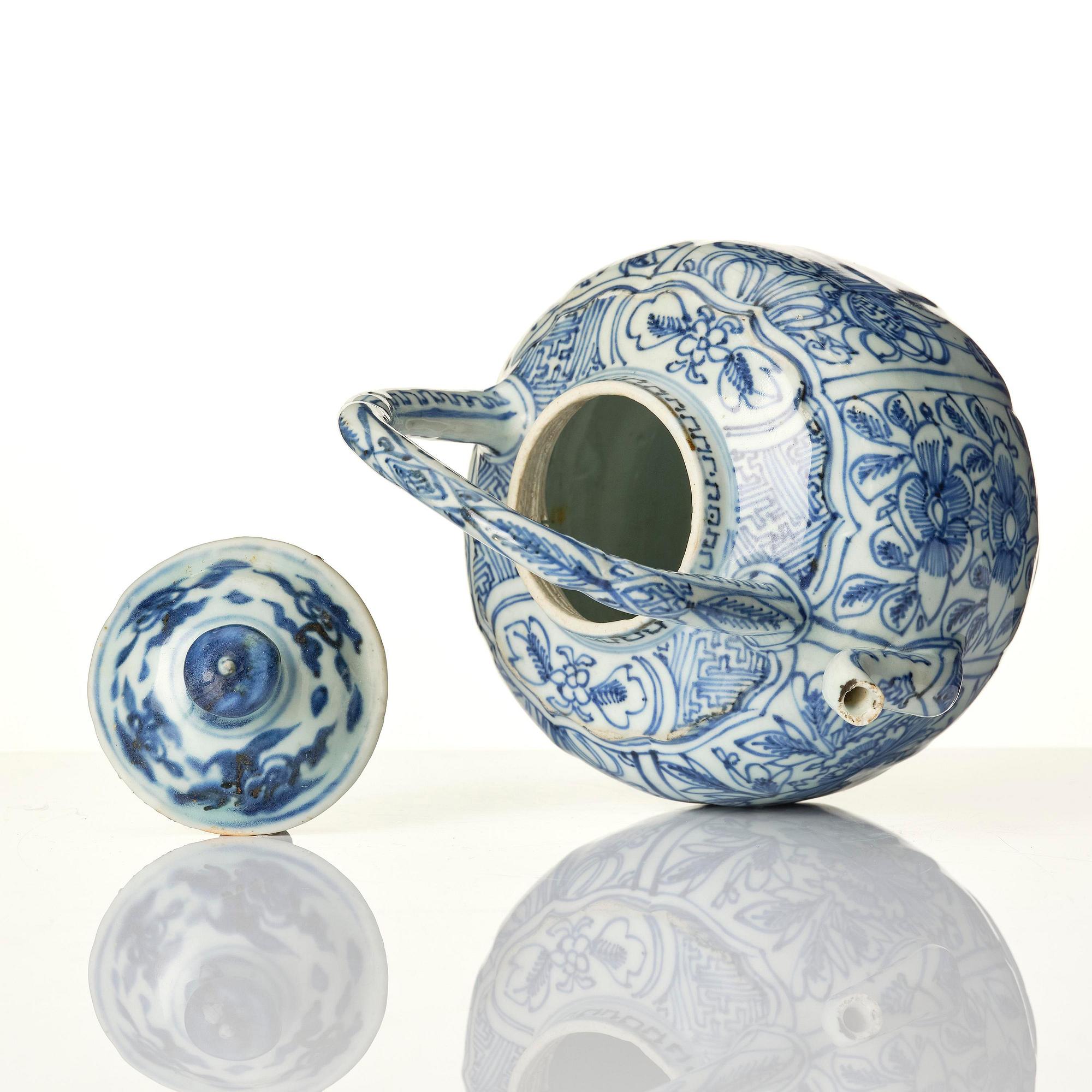 A blue and white wine pot, Ming dynasty, Wanli (1572-1620).