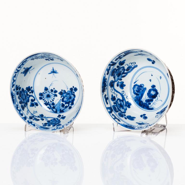 A rare set of blue and white and cappuciner brown goods with an engraved decoration, Qing dynasty, Kangxi (1662-1722).