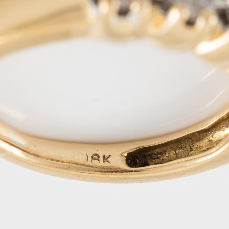 Ring 18K guld med små briljantslipade diamanter.