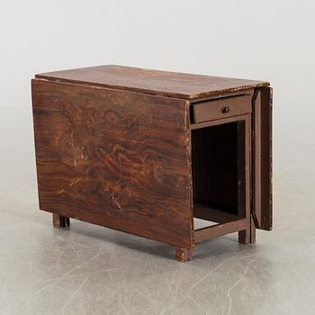 A 19TH CENTURY GATELEG TABLE.