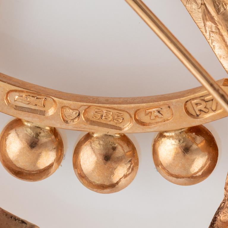Auran Kultaseppä Oy, 14K gold and pearl brooch.