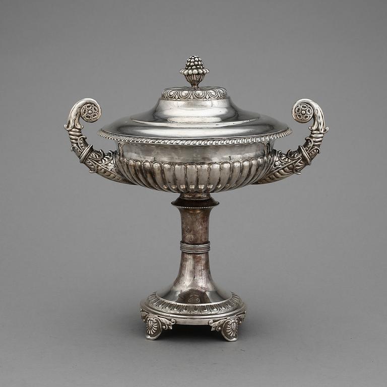 SKÅL PÅ FOT, silver, Gustav Folker, Stockholm, 1832. Vikt ca 690 g.