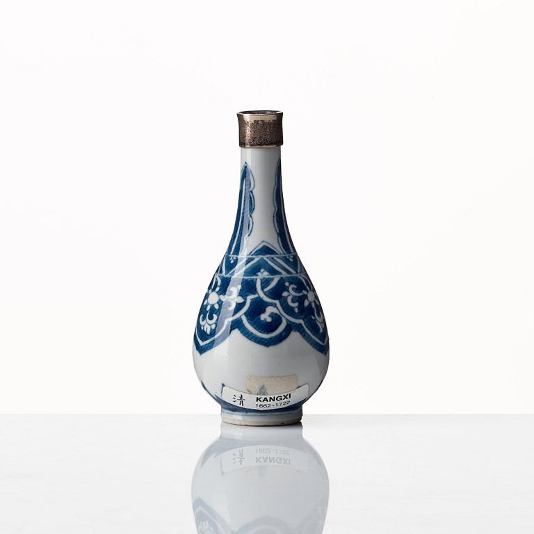 Two blue and white vases, Qing dynasty, Kangxi (1662-1722).