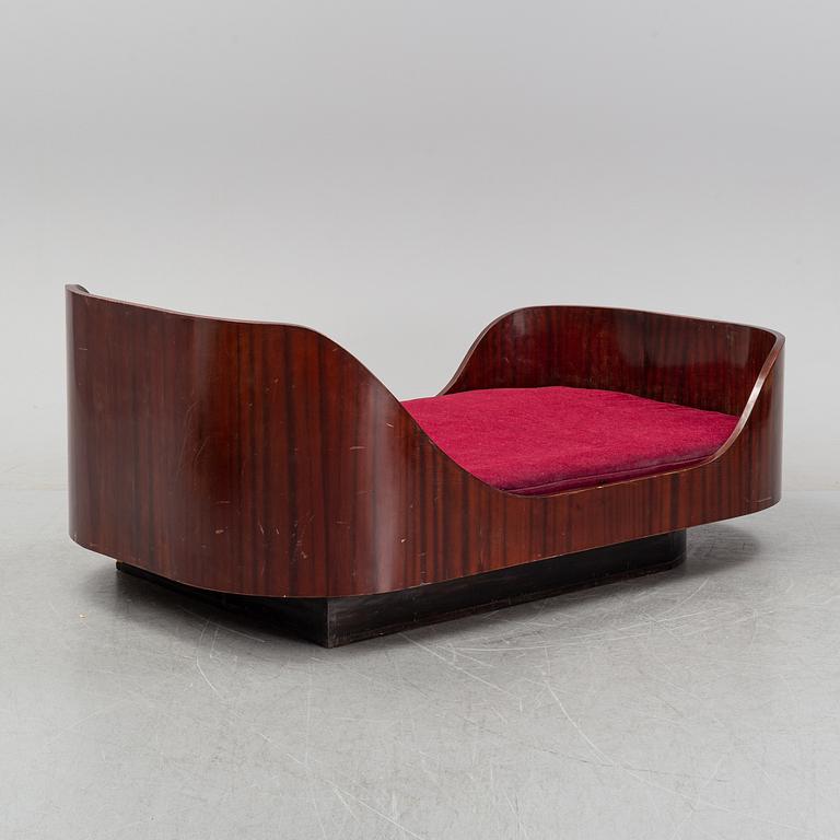 A mid 20th Century daybed.