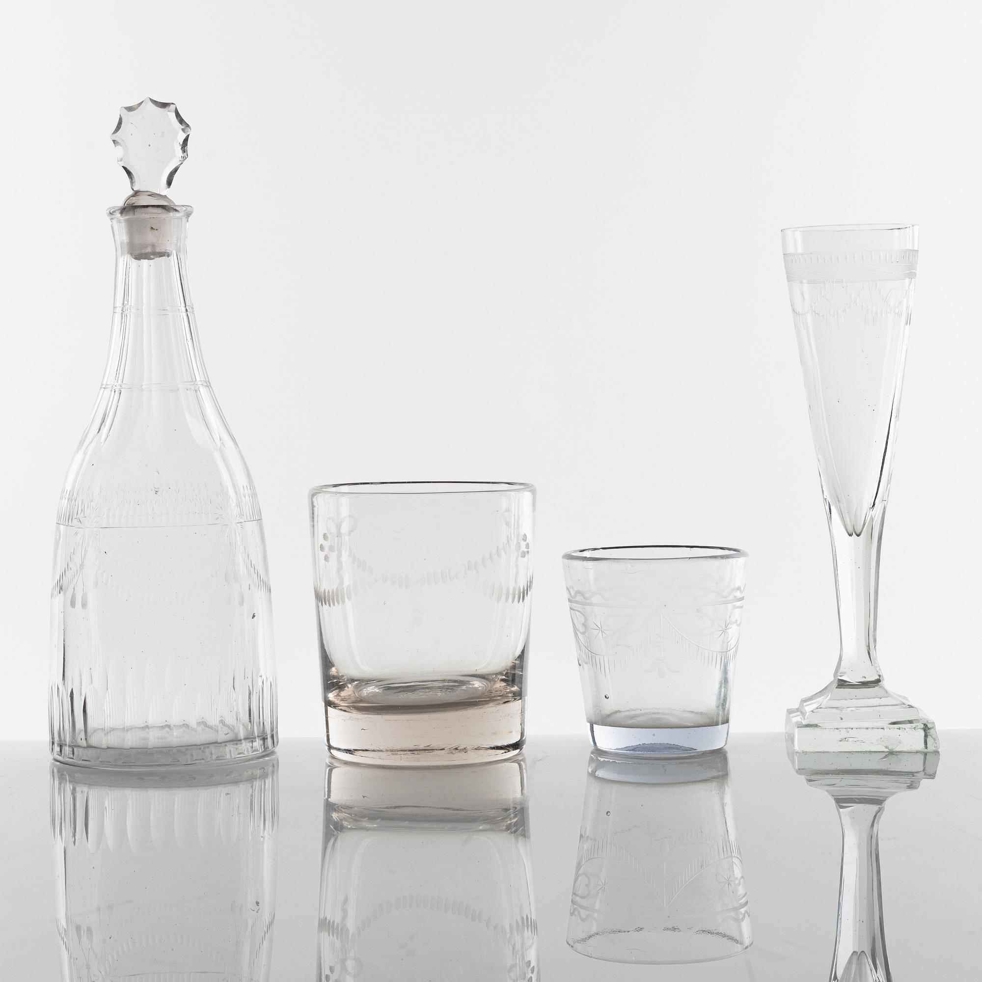 21 glass service pieces, around the year 1800 and 19th Century.