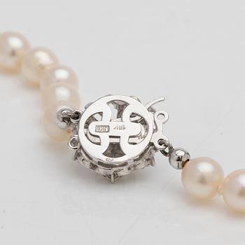 Necklace of cultured pearls, clasp of 18K white gold with diamonds.