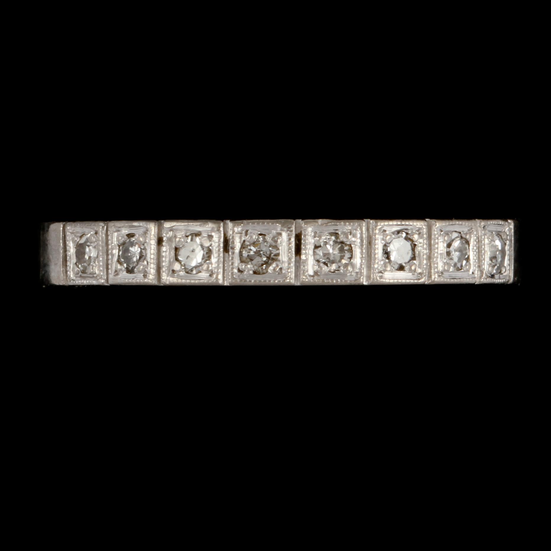 RING, 18k vitguld med 8 briljantslipade diamanter, Tesi, Göteborg 1957. Vikt 3 g.