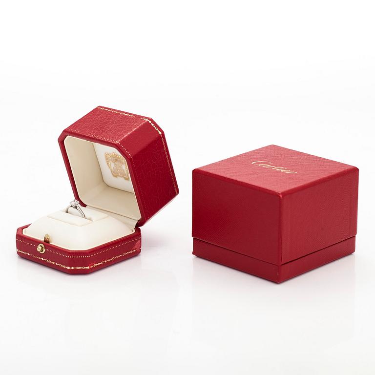 Cartier, ring, platina med briljantslipad diamant ca 0.46 ct. Med GIA dossier.