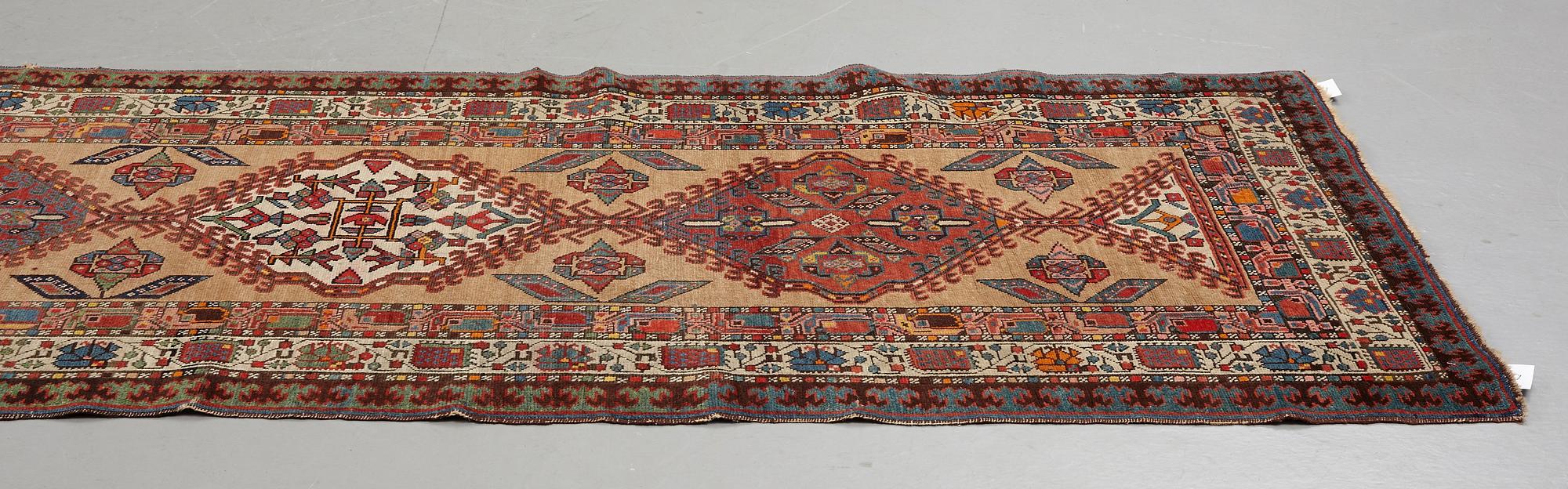 Gallerimatta, antik Sarab, ca 433,5 x 104 cm.