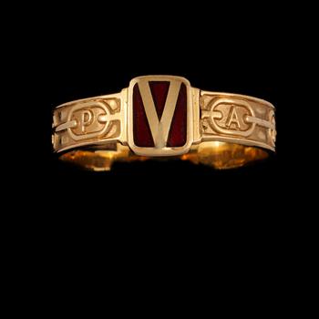 RING, 18k guld och röd emalj, Viktoria orden, Ceson, Göteborg, 1976. Vikt 3 g.