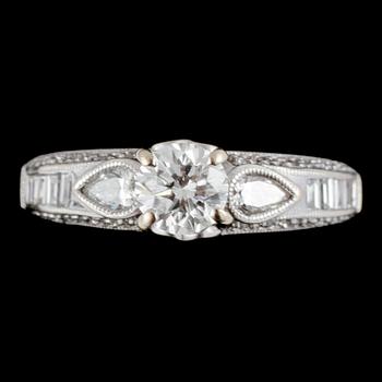 RING, 18k vitguld med briljantslipad diamant ca 0.5 ct samt 34 fasettslipade diamanter, 2000-tal. Vikt 5 g.