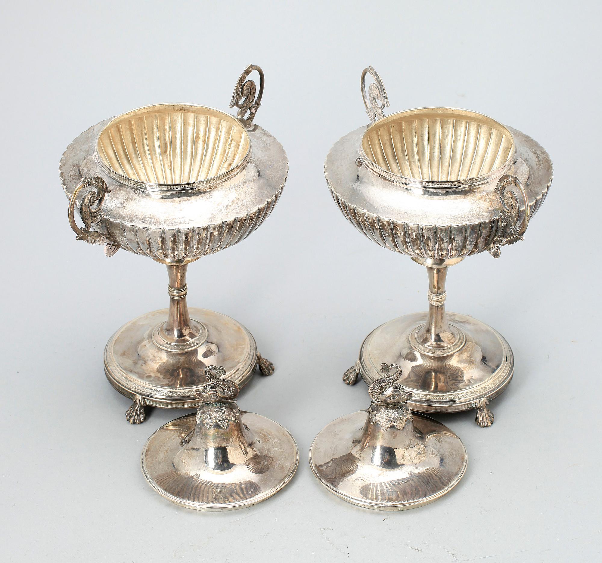 SOCKERSKÅLAR PÅ FOT, ett par, silver, Johan Gustaf Åkerman, Stockholm, 1818, totalvikt, 1513,4 gram.