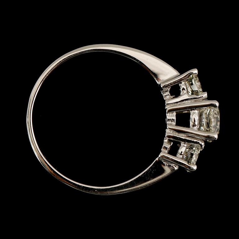 RING, 18 k vitguld, 3 briljantslipade diamanter tot ca 1.25 ct.