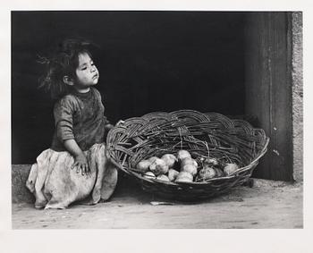 518. Georg Oddner, "Flicka med korg, Peru, 1955".