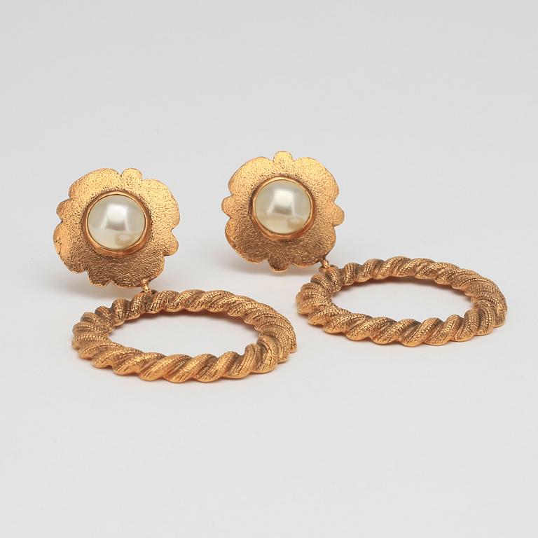 CHANEL, a pair of earclips.