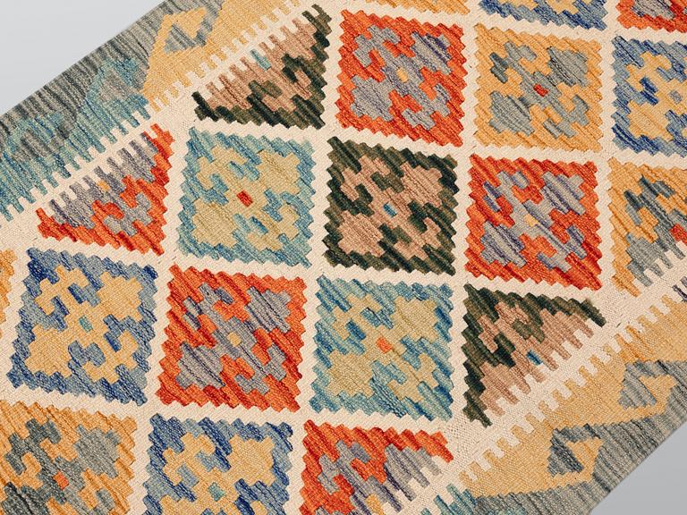A Kilim rug, approx. 401 x 82 cm.