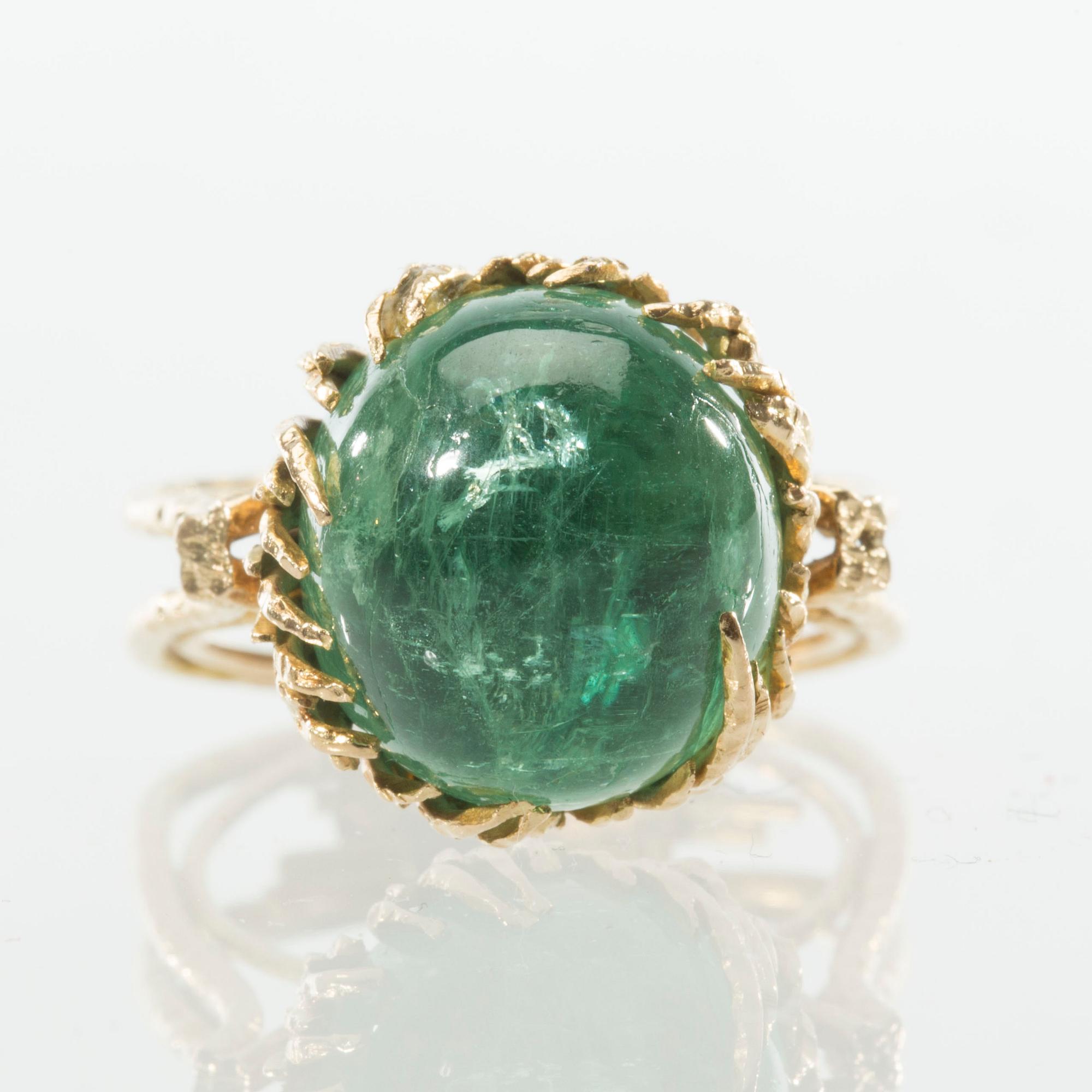RING, 18 k guld med smaragd ca 7.00 ct. W A Bolin, Stockholm. Vikt ca 11 g.