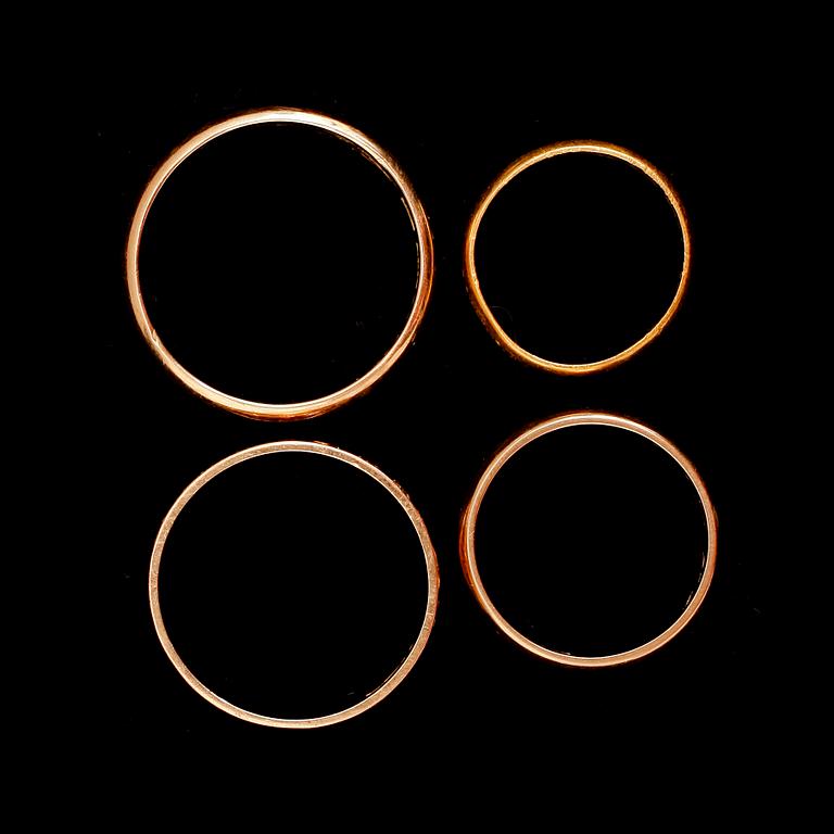 RINGAR, 4 st, 18 och 23 k guld. Vikt ca 18 k, 15 gram. 23 k, 3 gram.