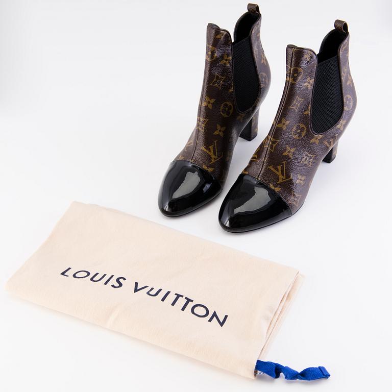 LOUIS VUITTON Revival Patent Monogram Ankle Boots in size 39.