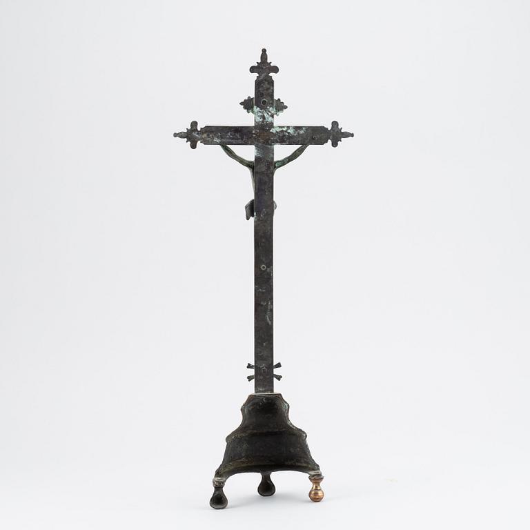 A bronze crucifix, 17th/18th century.