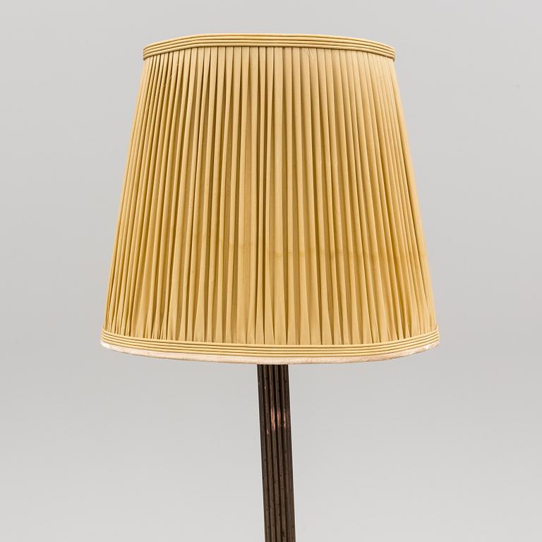 GOLVLAMPA, koppar, 1920-tal.